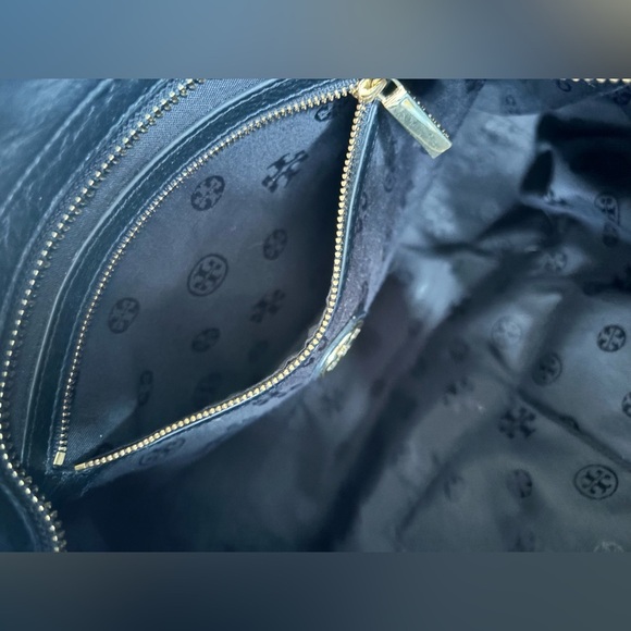 Tory Burch Meyer Plaque Pebbled Leather Tote Bag in black - Picture 6 of 15